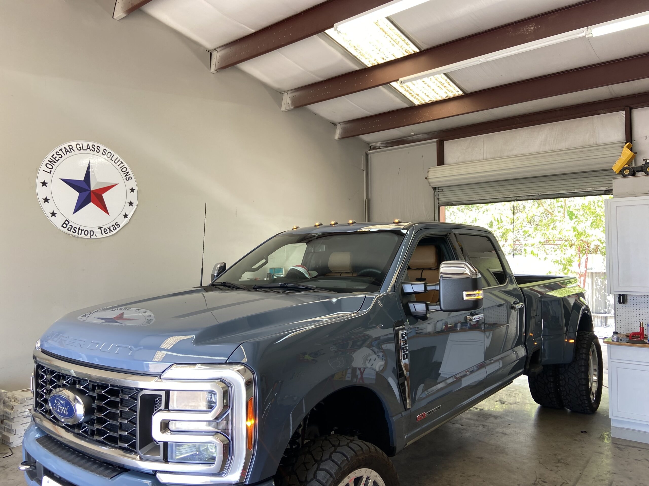 Auto glass windshield repair and replacement